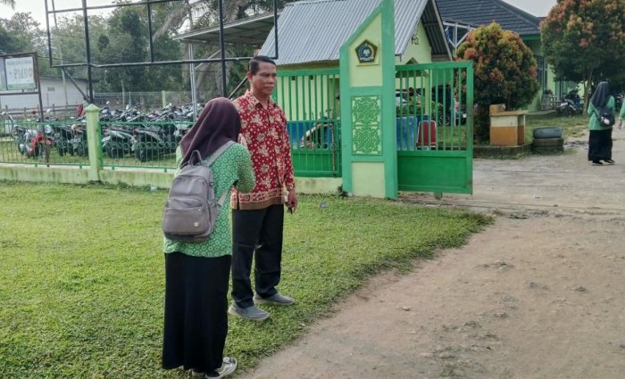 Kepala MAN 3 Bungo Sambut Siswa dengan Salam Pagi di Gerbang Madrasah