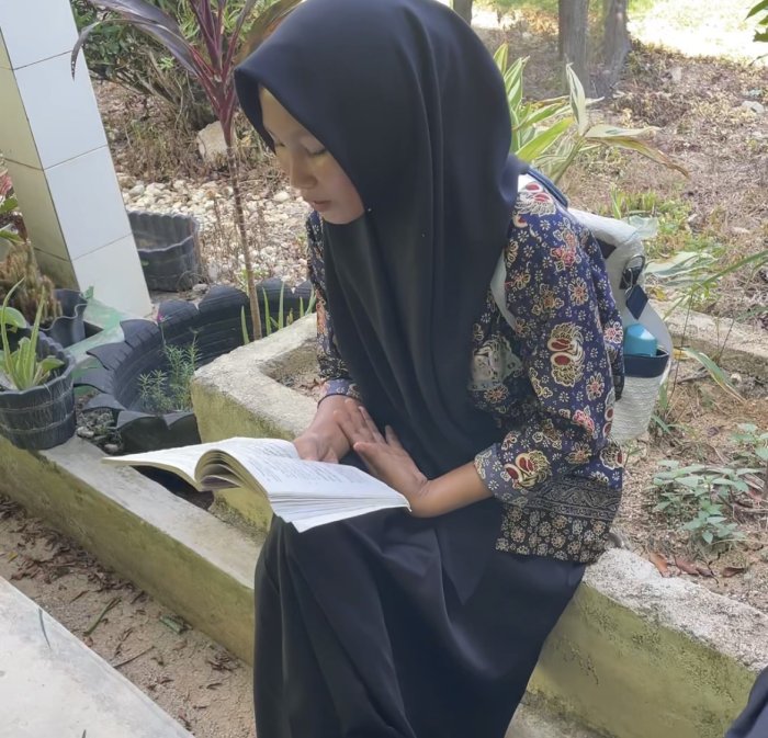 Fokus Ujian, Siswi MAN 3 Bungo Terlihat Sibuk Belajar Jelang Tes Pengetahuan