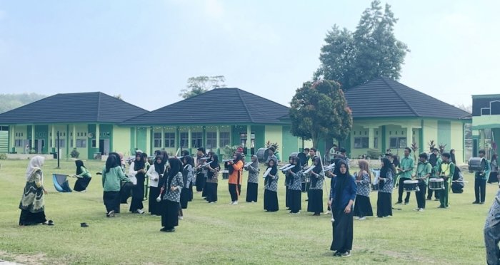 Ibu Suci Febriani Dampingi Persiapan Marching Band MAN 3 Bungo
