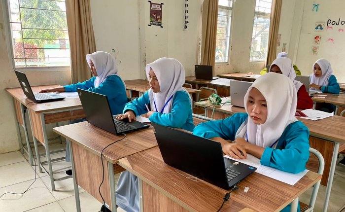 Siswi MAN 3 Bungo Antusias Ikuti Kegiatan Literasi Guru Siswi MAN 3 Bungo Antusias Ikuti Kegiatan Literasi Guru