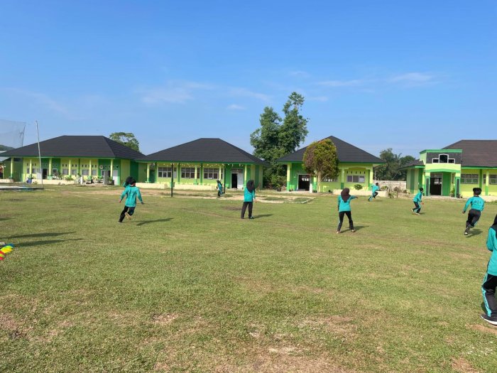 Siswa MAN 3 Bungo Kenalkan Olahraga Tradisional Bola Kasti Siswa MAN 3 Bungo Kenalkan Olahraga Tradisional Bola Kasti