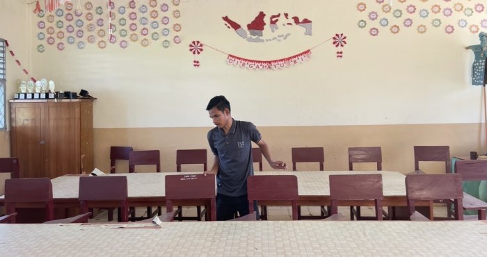 Tenaga Kebersihan MAN 3 Bungo Siapkan Ruang Tes PMBM Tenaga Kebersihan MAN 3 Bungo Siapkan Ruang Tes PMBM