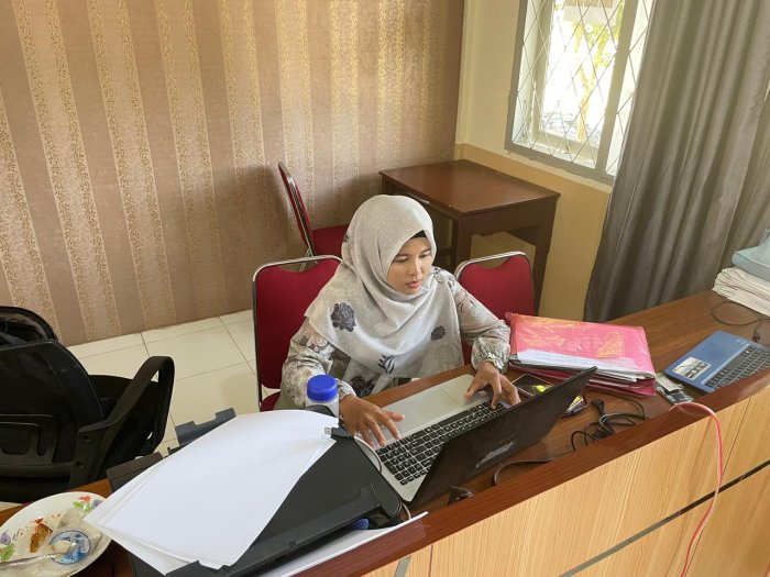 Pegawai Tata Usaha Siapkan Dokumen Ujian Semester