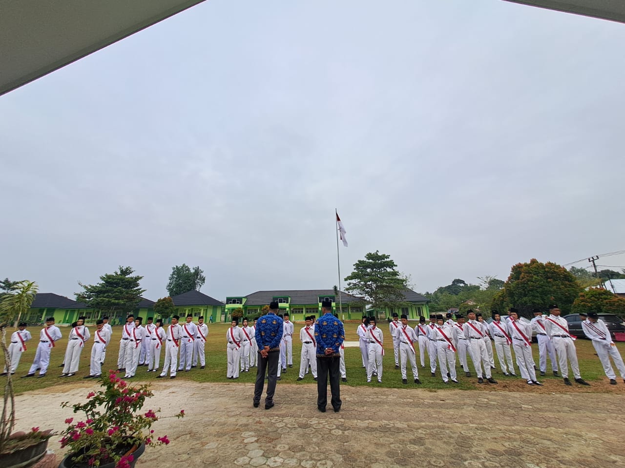 MAN 3 BUNGO IKUT BERPARTISIPASI PADA UPACARA HUT RI KE 79 DI DESA TELUK PANDAK