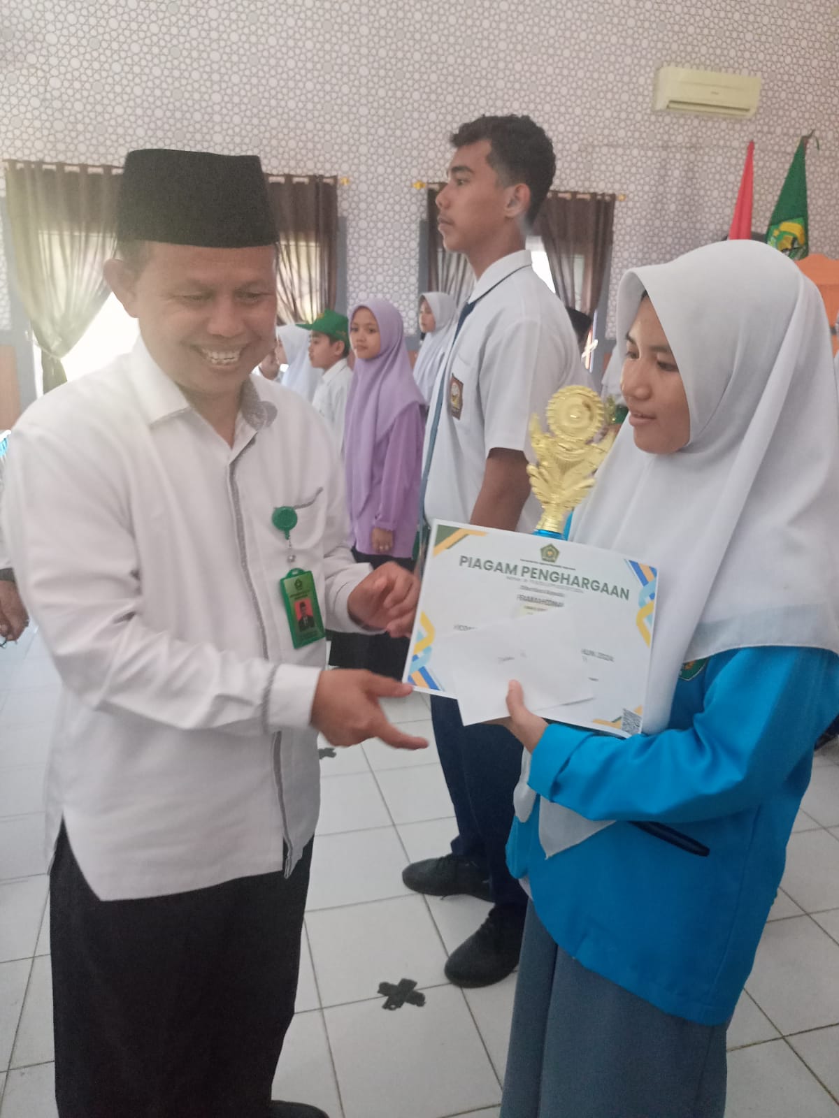 SISWA MAN 3 BUNGO, RAHMADINA TERIMA TROPI SEBAGAI JUARA KSM MATEMATIKA TERINTEGRASI TINGKAT KABUPATEN SISWA MAN 3 BUNGO, RAHMADINA TERIMA TROPI SEBAGAI JUARA KSM MATEMATIKA TERINTEGRASI TINGKAT KABUPATEN