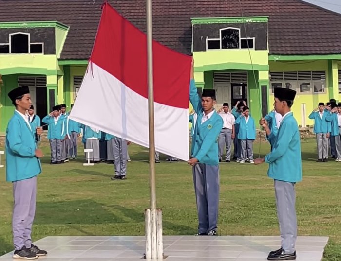 Siswa Kelas 12 MIPA 2 Sukses Jalankan Tugas Upacara Senin Pagi di MAN 3 Bungo