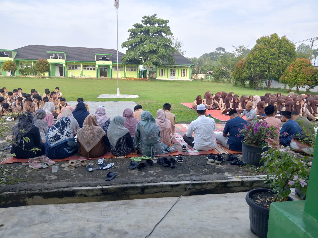 MAN 3 BUNGO RUTIN GElAR YASINAN SETIAP JUMAT PAGI MAN 3 BUNGO RUTIN GElAR YASINAN SETIAP JUMAT PAGI