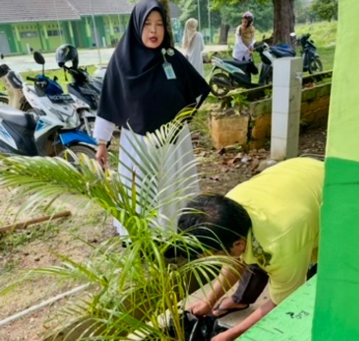 Waka Sara Prasarana Gerakan Menanam Bunga di Sekolah