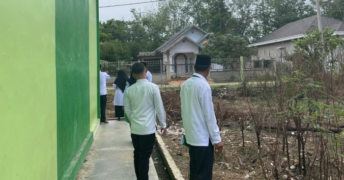 Peninjauan Gorong-Gorong Tersumbat di Belakang Ruang Kelas Peninjauan Gorong-Gorong Tersumbat di Belakang Ruang Kelas