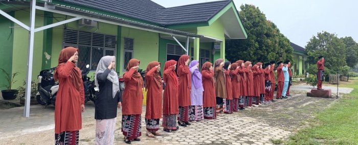 Peserta Upacara Hardiknas di MAN 3 Bungo Kenakan Pakaian Adat Peserta Upacara Hardiknas di MAN 3 Bungo Kenakan Pakaian Adat