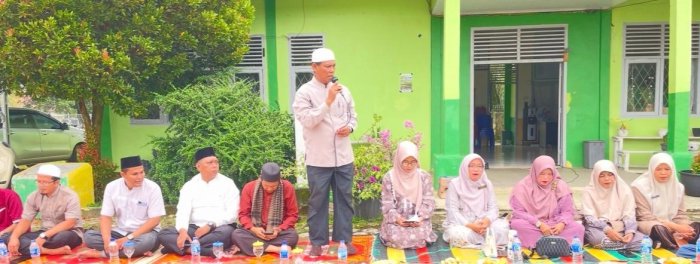 Kepala MAN 3 Bungo serukan seluruh Siswa-siswi MAN 3 Bungo untuk Shalat Zuhur Berjamaah Kepala MAN 3 Bungo serukan seluruh Siswa-siswi MAN 3 Bungo untuk Shalat Zuhur Berjamaah