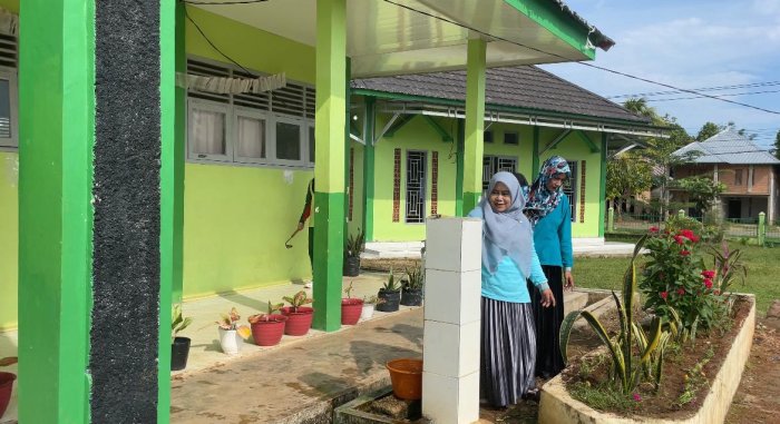 Ecoteologi Bersemi di Madrasah, Kelas 10.2 dan 11 IPS 3 Tanam Bunga Ecoteologi Bersemi di Madrasah, Kelas 10.2 dan 11 IPS 3 Tanam Bunga