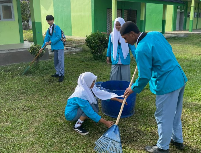 Pelajar MAN 3 Bungo Kelas XII MIPA 1 Jaga Kebersihan Madrasah Pelajar MAN 3 Bungo Kelas XII MIPA 1 Jaga Kebersihan Madrasah