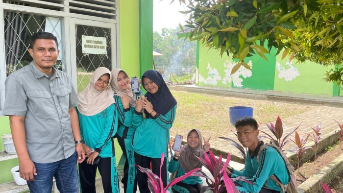 Waka Kesiswaan MAN 3 Bungo Dampingi Siswa dalam Pendaftaran Masuk Perguruan Tinggi Negeri Jalur SNBP