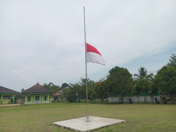 MAN 3 Bungo Kibarkan Bendera Setengah Tiang Sebagai Penghormatan Wafatnya Wakil Presiden ke-6