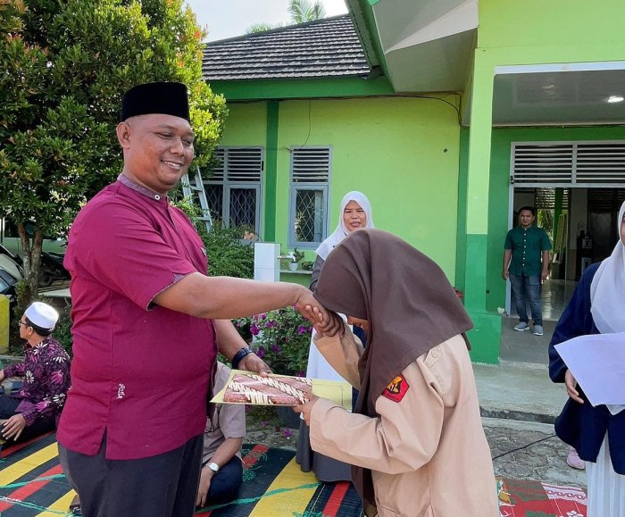 Maisitah berhasil meraih penghargaan sebagai pemenang dalam ajang Literasi Awards MAN 3 Bungo