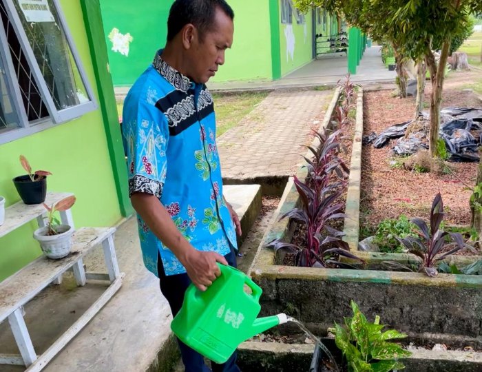 Pegawai Tata Usaha Rawat Tanaman untuk Percantik Kantor