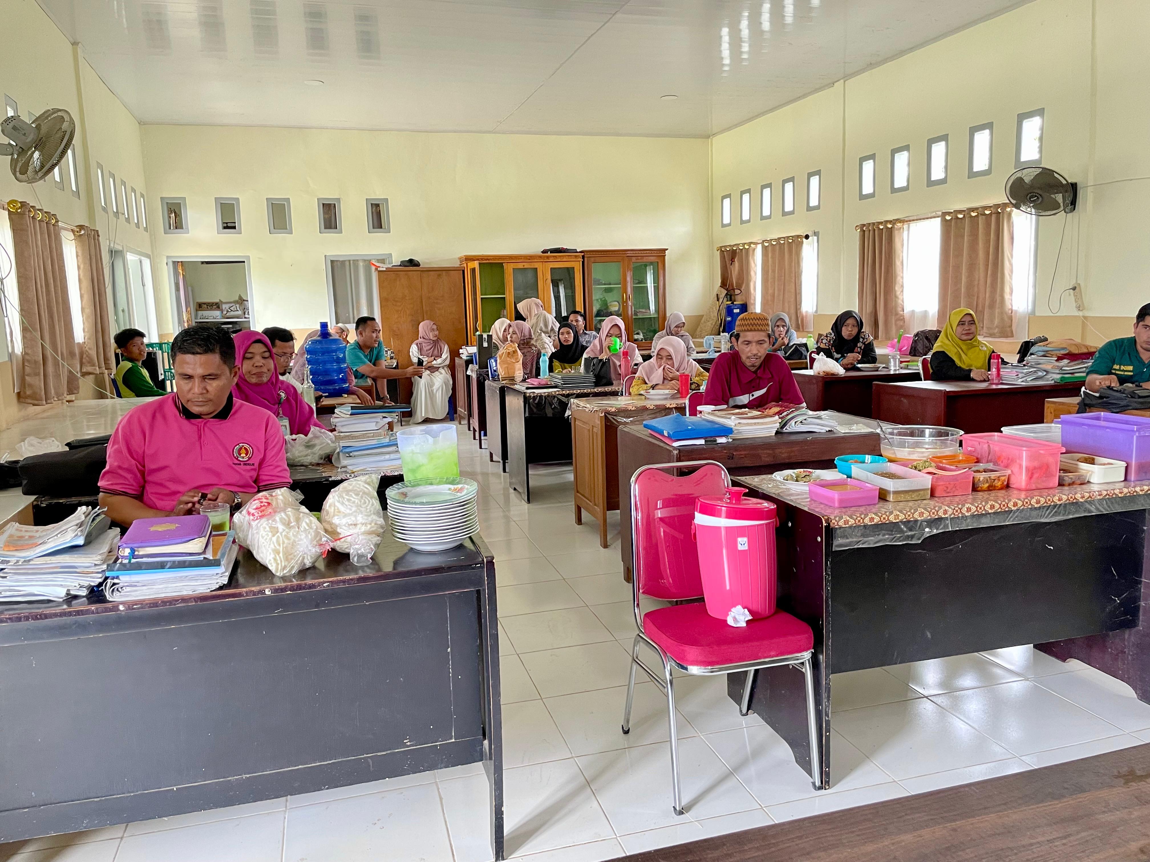 KELUARGA BESAR MAN 3 BUNGO MAKAN BERSAMA DALAM RANGKA MENYAMBUT BULAN SUCI RAMADHAN KELUARGA BESAR MAN 3 BUNGO MAKAN BERSAMA DALAM RANGKA MENYAMBUT BULAN SUCI RAMADHAN