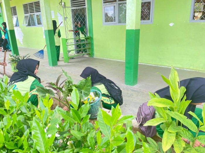 Siswi Gotong Royong Bersihkan Taman Bunga Sekolah