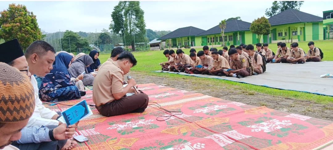 MAN 3 Bungo Rutin Gelar Yasinan Setiap Jumat Pagi MAN 3 Bungo Rutin Gelar Yasinan Setiap Jumat Pagi