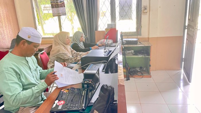 Kepala MAN 3 Bungo Teliti Administrasi Berkas Pencairan Tunjangan Profesi Guru Kepala MAN 3 Bungo Teliti Administrasi Berkas Pencairan Tunjangan Profesi Guru