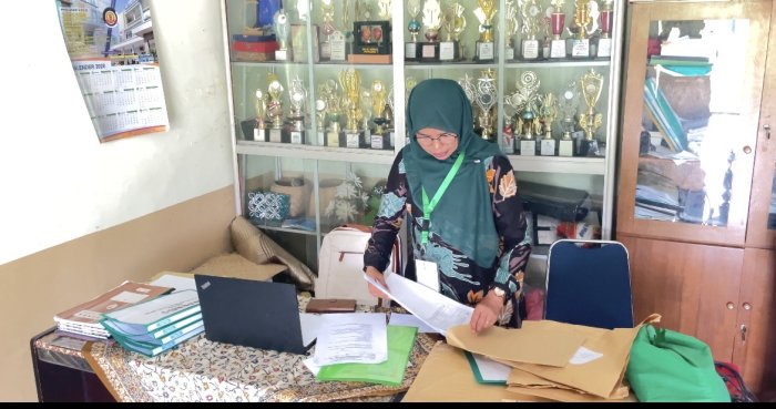 Ketua Panitia UM MAN 3 Bungo Awasi Proses Ujian Ketua Panitia UM MAN 3 Bungo Awasi Proses Ujian