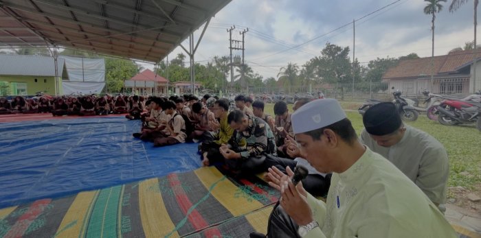 Kepala MAN 3 Bungo Pimpin Doa Sambut Lailatul Qadar Kepala MAN 3 Bungo Pimpin Doa Sambut Lailatul Qadar