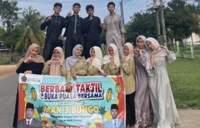 Rohis MAN 3 Bungo Bagikan Takjil untuk Masyarakat Rohis MAN 3 Bungo Bagikan Takjil untuk Masyarakat