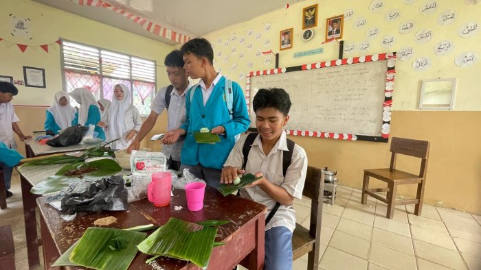Siswa MAN 3 Bungo Praktik PKWU Olahan Pempek dan Klepon Siswa MAN 3 Bungo Praktik PKWU Olahan Pempek dan Klepon