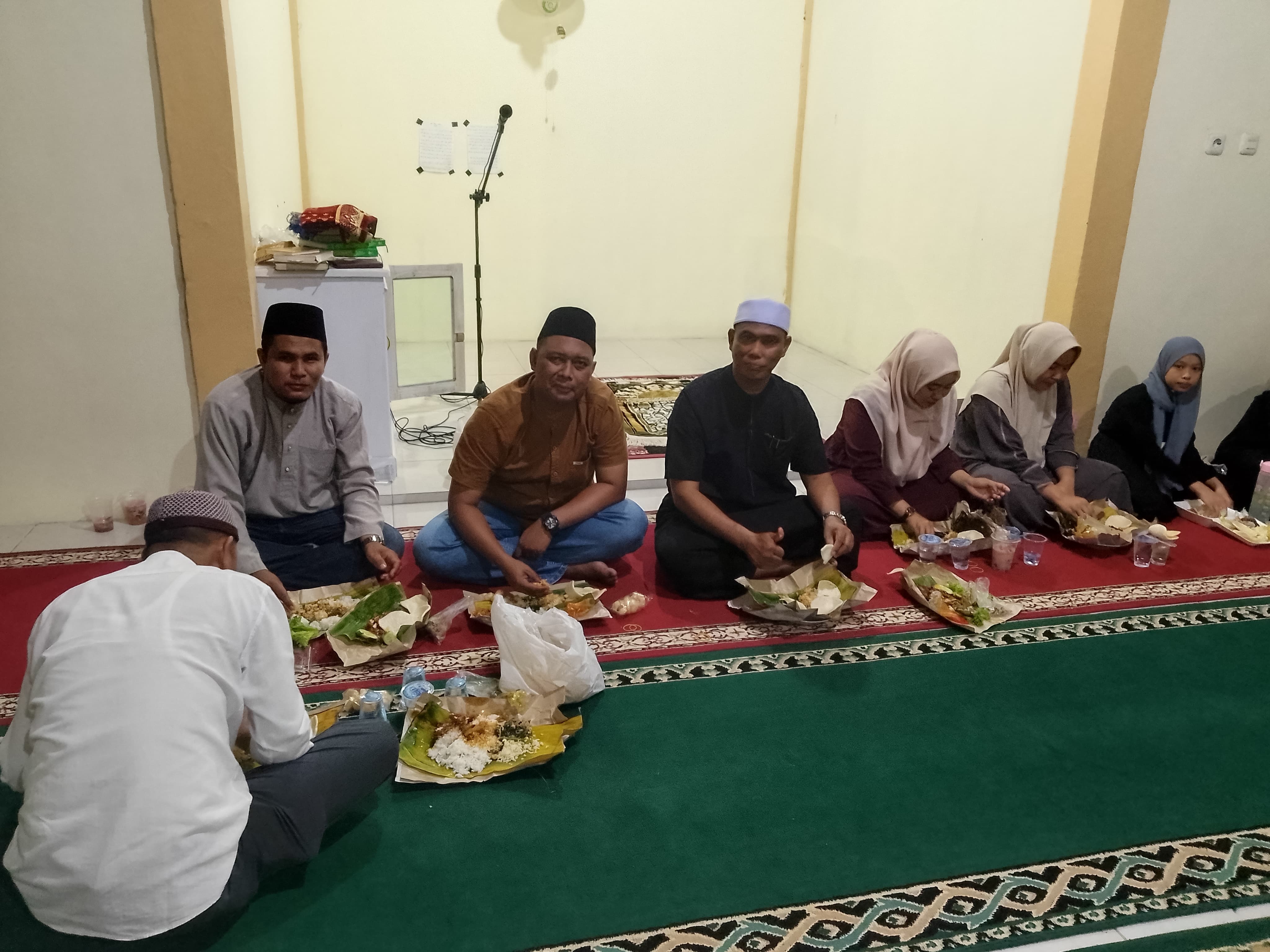 OSIM MAN 3 Bungo Gelar Buka Bersama dengan Kepala Madrasah dan Majelis Guru di Mushalla MAN 3 Bungo
