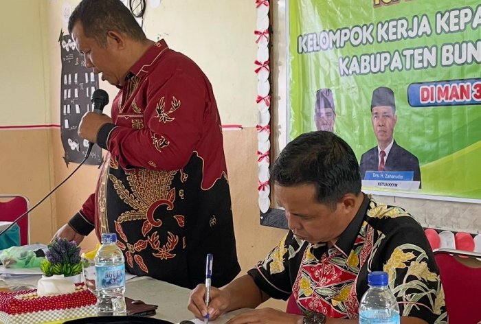 Jelang TKA Tingkat MTs, Sekretaris KKKM Tekankan Kesiapan Perangkat Laptop pada Kegiatan di MAN 3 Bungo Jelang TKA Tingkat MTs, Sekretaris KKKM Tekankan Kesiapan Perangkat Laptop pada Kegiatan di MAN 3 Bungo