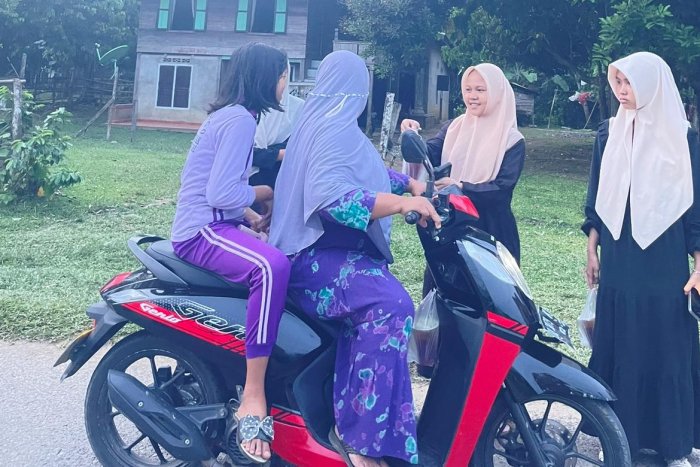 Siswi MAN 3 Bungo Gelar Kegiatan Berbagi Bersama