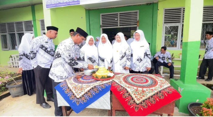 MAN 3 Bungo Rayakan Hari Guru Nasional dengan Nasi Tumpeng