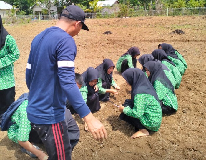 Siswi Antusias Ikuti Bercocok Tanam Saat Class Meeting Siswi Antusias Ikuti Bercocok Tanam Saat Class Meeting