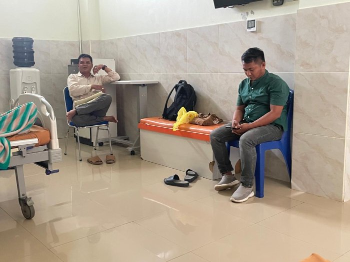 Guru dan Siswa MAN 3 Bungo Kunjungi Waka Kesiswaan Sakit