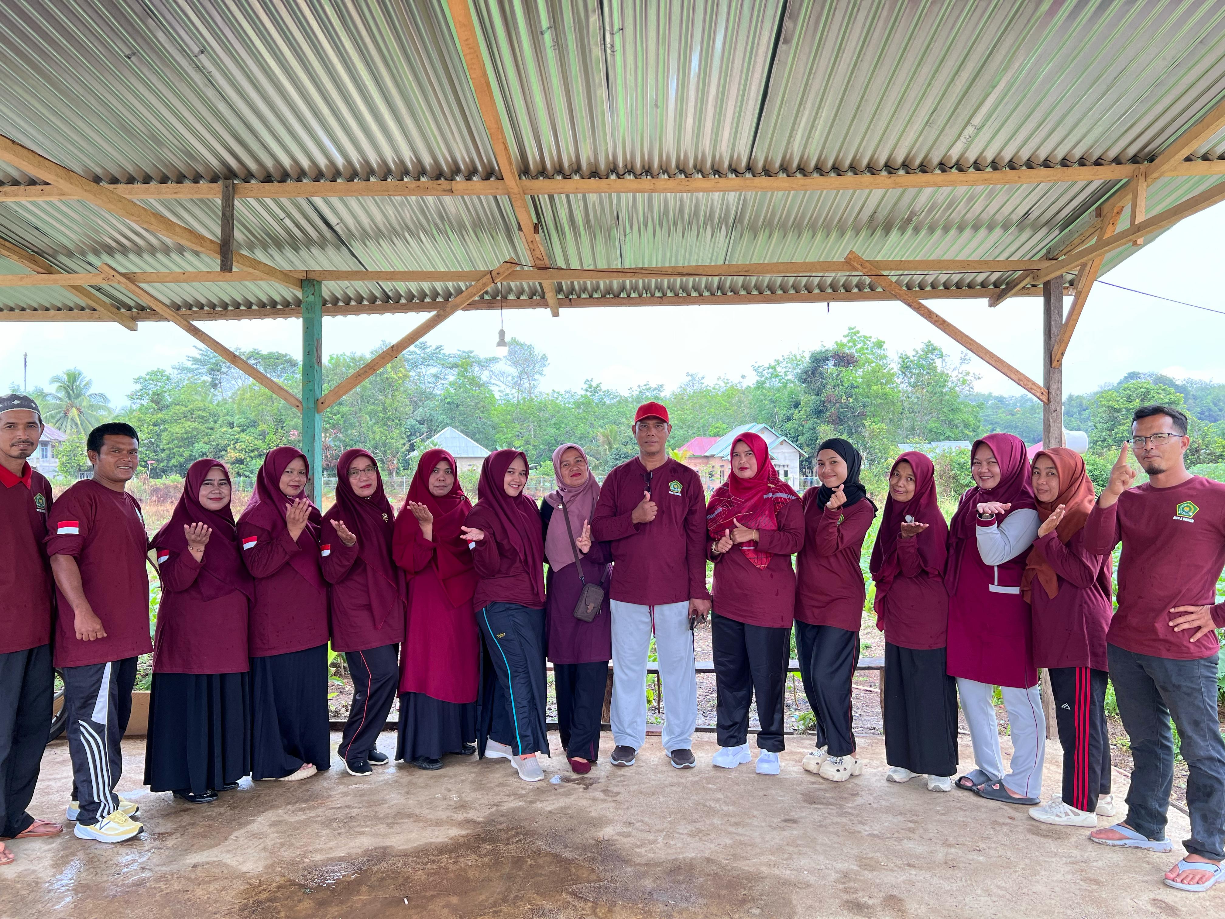 Majelis Guru, Staf, dan Siswa MAN 3 Bungo Gelar Senam Kesehatan dalam Rangka HUT RI ke-80