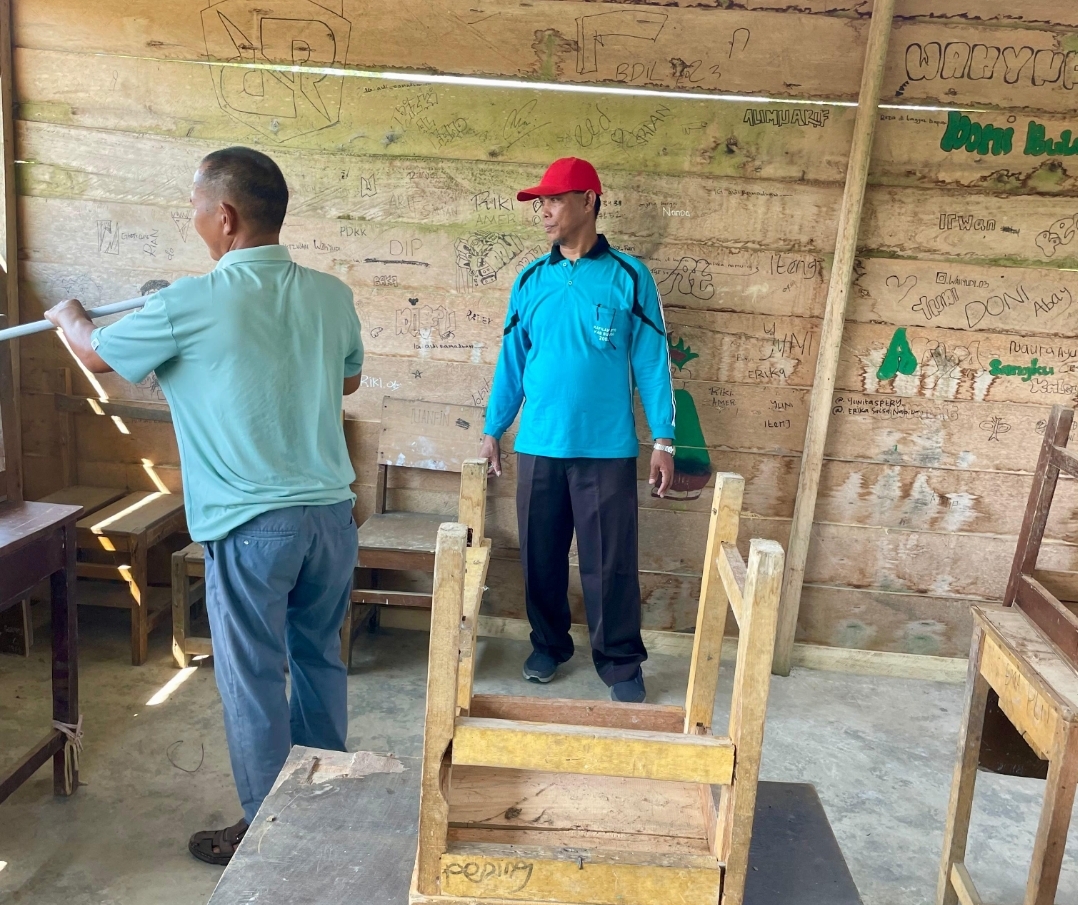 Sambut Tahun Ajaran Baru, Kepala MAN 3 Bungo dan Majelis Guru Gelar Gotong Royong Bersihkan Madrasah