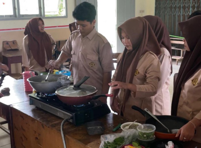 Kelas XI IPS 4 MAN 3 Bungo Laksanakan Praktik PKWU Olahan Soto Padang dan Tempoyak Jambi