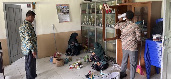 Gotong Royong Bersihkan Ruang PTSP MAN 3 Bungo