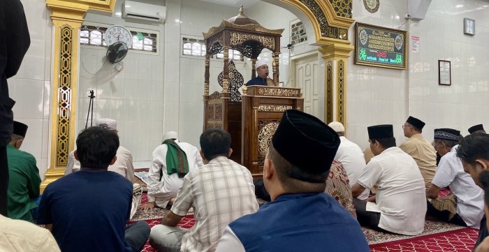 Warga Muara Bungo Laksanakan Salat Jumat di Masjid Padang Pariaman Warga Muara Bungo Laksanakan Salat Jumat di Masjid Padang Pariaman