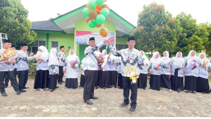Kepala MAN 3 Bungo dan Kaur TU Lepas Balon Sambut Acara Sekolah