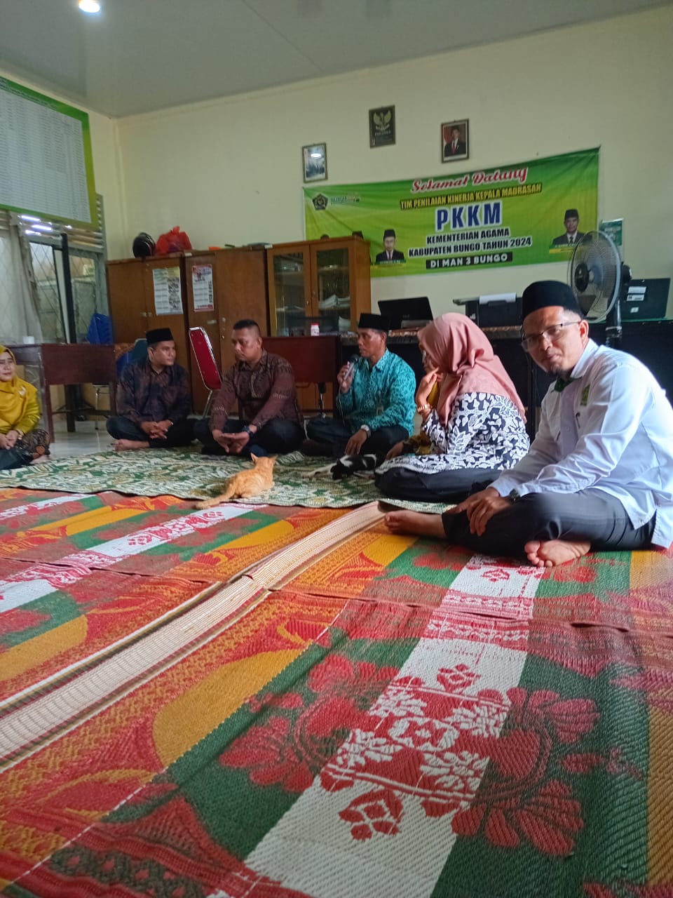 Kepala MAN 3 Bungo Laksanakan Halal Bihalal Bersama Majelis Guru dan Staf TU di Ruang Kantor Kepala Madrasah Kepala MAN 3 Bungo Laksanakan Halal Bihalal Bersama Majelis Guru dan Staf TU di Ruang Kantor Kepala Madrasah