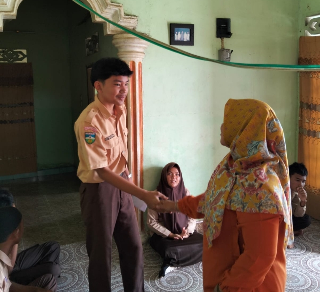 Perwakilan Majelis Guru dan Siswa MAN 3 Bungo Lakukan Takziah ke Rumah Siswa yang Berduka Perwakilan Majelis Guru dan Siswa MAN 3 Bungo Lakukan Takziah ke Rumah Siswa yang Berduka