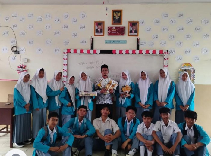 Wali Kelas 11 MIPA 1 Mendapat Kejutan di Hari Guru