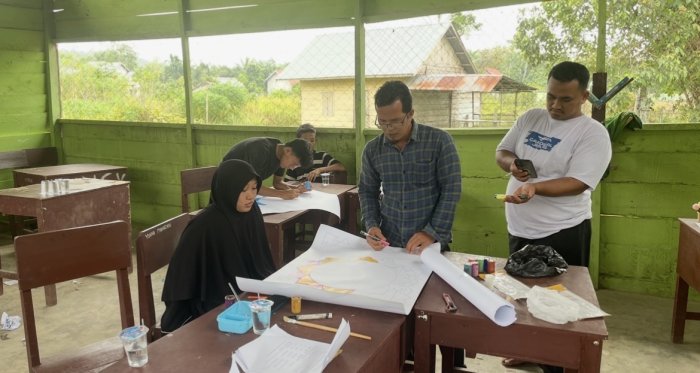 Masuki Tahap Pewarnaan Cat, Peserta Kaligrafi MAN 3 Bungo Digembleng Ustadz Badrul Husni Masuki Tahap Pewarnaan Cat, Peserta Kaligrafi MAN 3 Bungo Digembleng Ustadz Badrul Husni