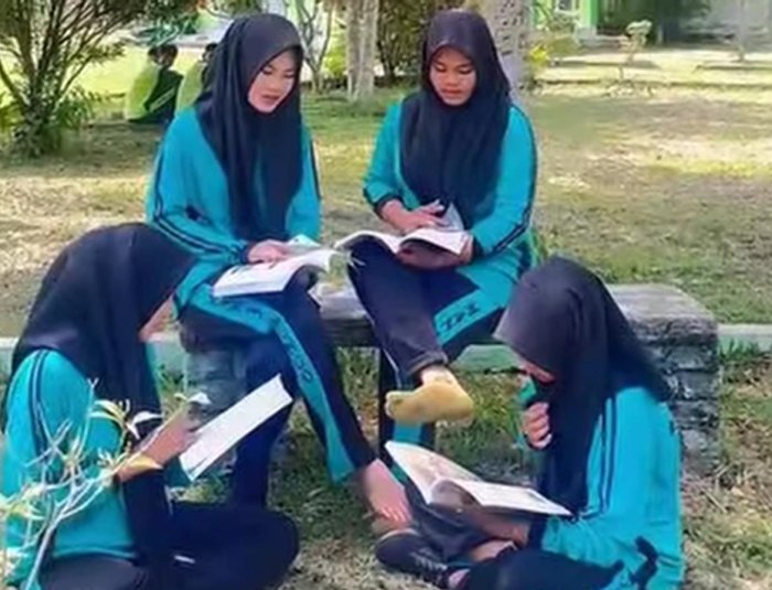 Pelajar MAN 3 Bungo Antusias Belajar di Taman Madrasah