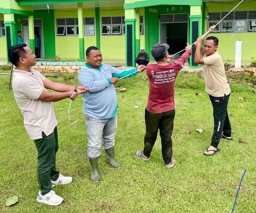 Majelis Guru dan Staf Tata Usaha MAN 3 Bungo Gelar Gotong Royong Tebang Pohon Demi Lingkungan yang Lebih Asri Majelis Guru dan Staf Tata Usaha MAN 3 Bungo Gelar Gotong Royong Tebang Pohon Demi Lingkungan yang Lebih Asri