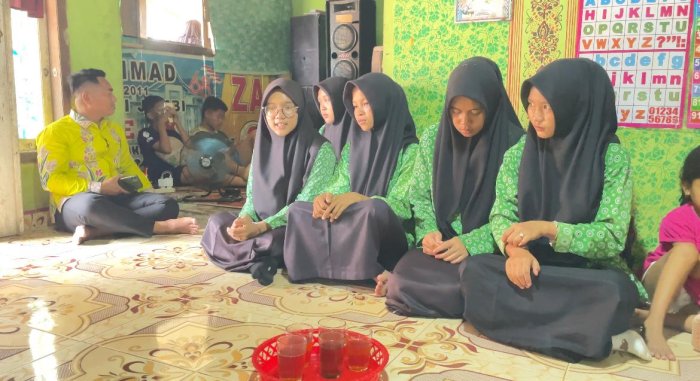 Rohis MAN 3 Bungo Takziah ke Rumah Kerabat Siswa