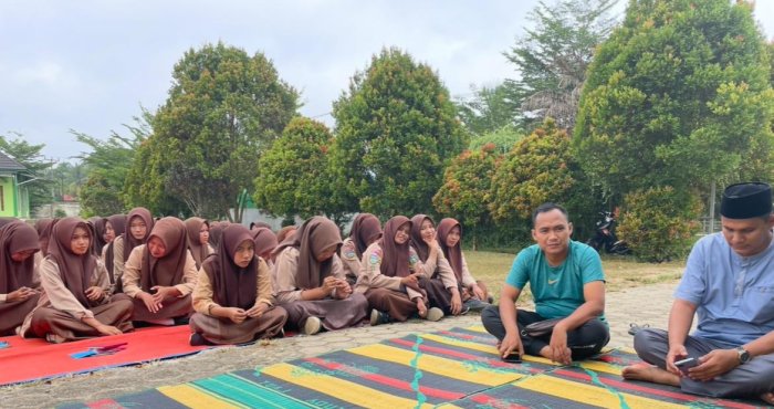 Pembacaan Rutin Surat Yasin Setiap Jumat Pagi Pembacaan Rutin Surat Yasin Setiap Jumat Pagi