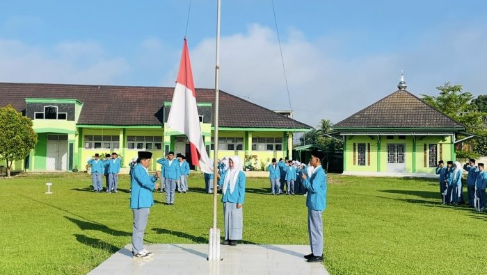 Siswa Kelas 11.4 MAN 3 Bungo Sukses Jalankan Tugas Pengibar Bendera Upacara Senin Pagi